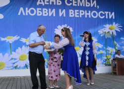 В Камышине в День семьи, любви и верности на сцене парка главными персонажами стали пары- "долгожители"
