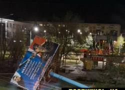 В Камышине ветер разбушевался настолько, что начал валить рекламные щиты