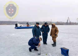 Спасатели замеряли толщину льда в рыбацких местах в Камышине - все небезопасно