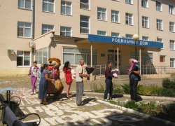 Камышане придумывают веселые мини-спектакли, встречая новорожденных у роддома 