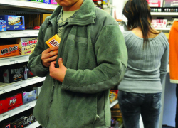 Парочка влюбленных из Камышина отправилась за решетку за кражу жвачки