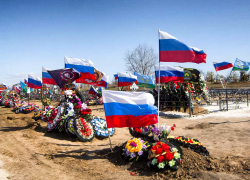 Аллея славы у могил камышан, погибших в СВО, так и не высажена, но местные предприниматели пообещали родным дорожку-тротуар