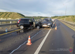Удар на "встречке" отправил в больницу сразу троих участников ДТП на трассе южного направления