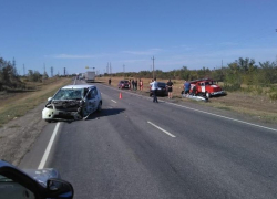 У границы Камышинского района на федеральной трассе водитель иномарки заснул за рулем и "пошел" ударяться в машины, убивая и калеча людей
