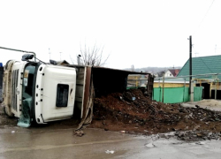 Шок:  грузовик упал на женщину и похоронил ее под своей махиной