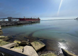 Нефтяной дождь и огромное пятно в море: атака ВСУ привела к экологической угрозе в Туапсе