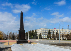 Пенсионерка из Камышина Татьяна Стужук прибыла на прием к губернатору с неотложной проблемой: срочно благоустроить площадь у новой стелы! 