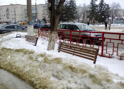 На планерке в администрации Камышина МУ "Благоустройство" доложило, что в поте лица, тоннами, вывозит снег из города и сыплет песок на лед