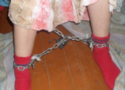 Многодетная мать сажала своих детей на цепь, чтобы они не убегали из дома