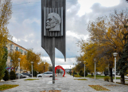 Хорошо бы выровнять площадки на улице Терешковой у загса, чтобы вход на Аллею Любви не начинался с луж, - камышанка