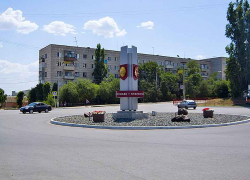 Камышане не оценили вазонов в "каменной пустыне" у бывшей "Кометы"