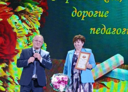 В преддверии Дня учителя в гостеприимном Петроввальском ДК чествовали педагогов Камышинского района