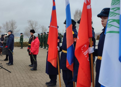 Людская река в Камышине на Аллее героев: 2 февраля у памятного знака погибшим проходит митинг памяти