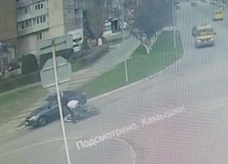 Камышане показали в соцсетях, как из-за ямы с песком на проезжей части в Камышине пострадал мотоциклист (ВИДЕО)