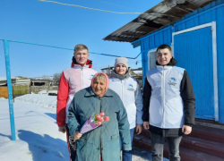 В глубинке Камышинского района молодые волонтеры отправились с букетами поздравлять женщин-ветеранов