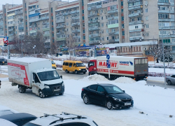 В Камышине фура перегородила дорогу транспорту на улице Некрасова