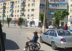 Водители в шоке: между машин на Ленина протискивается на коляске инвалид и еще рукой всем машет! - камышанин