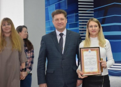 Глава Камышина Станислав Зинченко в День российской печати сосредоточился на награждении подчиненных своей племянницы