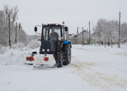 Тракторы пробивают дороги после снегопада в селах Камышинского района
