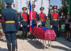 Все село Горная Пролейка в Дубовском районе собралось на похороны погибшего в спецоперации земляка, ефрейтора Романа Назаренко (ВИДЕО)
