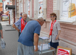 В Камышине активисты КПРФ вынесли на улицу урну для голосования в опросе