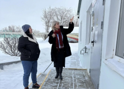 Глава Камышинского района Елена Береговая поставила задачу чинить крышу спортшколы в Петровом Вале, о сроках ремонта ничего не известно