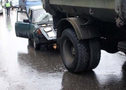 Автоледи на легковушке по дороге из Камышина в Волгоград совершила столкновение с Самосвалом