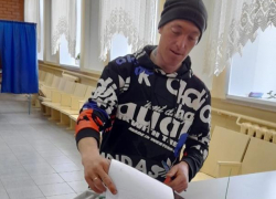В селе Семеновка Камышинского района 16 марта проголосовал на выборах боец с передовой, прибывший в отпуск, отец четверых детей Алексей Генрих
