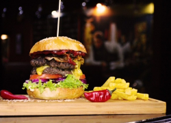 Не отказывай себе в удовольствии попробовать шедевр: Burger pub накормит!