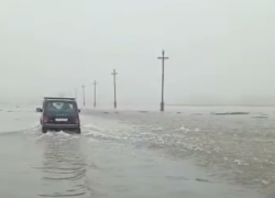 Дон в Волгоградской области вышел из берегов, и дорога стала рекой (ВИДЕО)