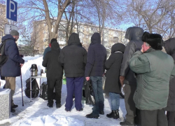 В Камышине очередь горожан собралась за бесплатными горячими обедами на улице Рижской