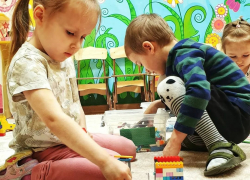 В Камышине в детсадовской группе от родителей требуют "разбирать" детей из-за ковида экстренно, в течение двух часов - но как это реально сделать? 