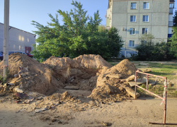 В Камышине коммунальщики подолгу сосредоточенно "колдуют" над котлованами в процессе подготовки к новому отопительному сезону