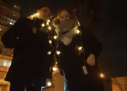 Флешмоб с фонариками провели в Волгограде сторонники Навального