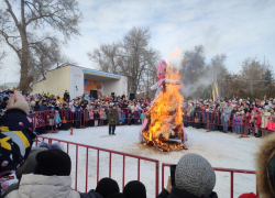 В центральном парке Камышина на Масленицу сожгли симпатичное чучело, отправляя "в утиль" все накопившееся за зиму плохое и светло встречая весну (ВИДЕО)