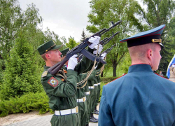 В Камышине оружейные залпы прозвучали у мемориала павшим героям, к которому принесли цветы камышане (ВИДЕО)