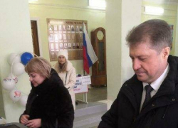 Телеграм-канал администрации Камышина показал с утра, как голосует на выборах президента Станислав Зинченко с женой