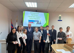 Спикер Камышинской городской думы Владимир Пономарев по случаю сфотографировался с будущими политиками Камышина