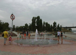 Администрация Камышина сообщила, что новый плоскостной фонтан на набережной Камышинки будет работать не каждый день полностью, а по графику
