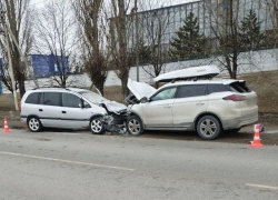 Двух водителей забрали в больницу после столкновения на выезде из Камышина