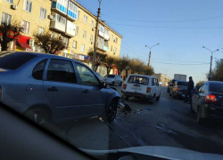 Из-за аварии в центре  Камышина образовалась пробка в два ряда