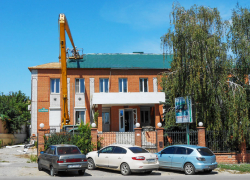 В Камышине на здании печально известного бывшего офиса КПК "Честь" новый собственник  решил покрасить крышу