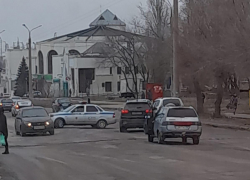 В Камышине на улице Базарова столкнулись легковушки у "лежачего полицейского"