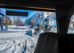 "﻿Мало того, что на дороге колея и "каша", так тут еще эти "шумахеры" "недоделанные"! - камышанка