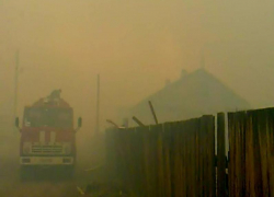  В Камышине загорелся мусор и забор  