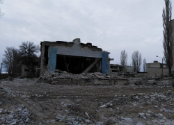 В Камышине зачищается площадка под бывшим Домом офицеров на улице Набережной