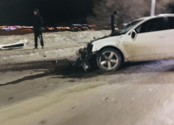 Минувшей ночью в Камышине на Бородинском мосту "Ауди" снесла столб