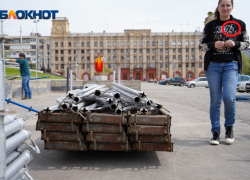 В Волгограде заметили эмблему "СС" на одежде монтажников сцены парада Победы, - "Блокнот Волгограда"
