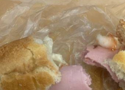 Камышанка рассказала в соцсетях, как откусила кусочек от хот-дога известного в Камышине производителя и получила кнопку в небо