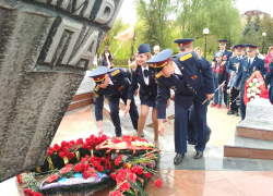 В Камышине на площади Павших борцов открылась выставка военной техники, начинается возложение цветов к памятнику погибшим